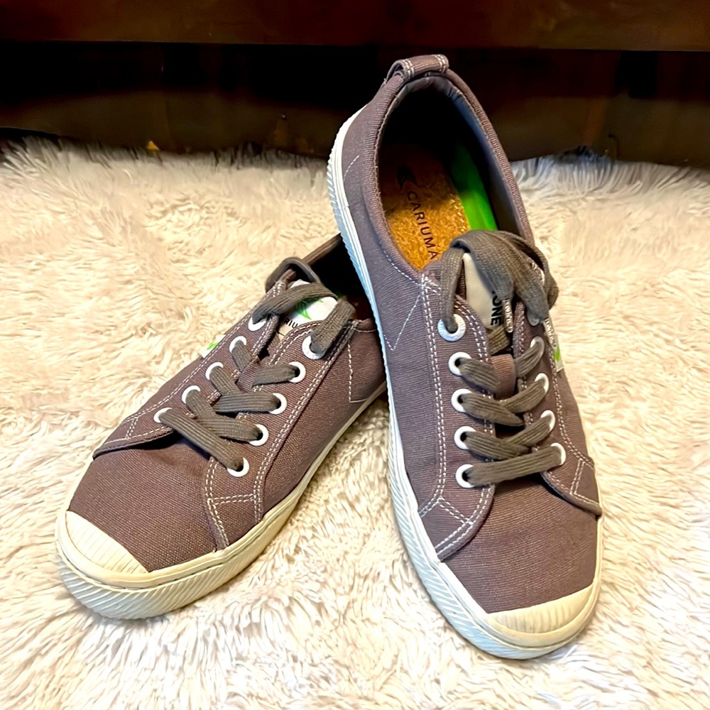 Cariuma Pantone Sneakers